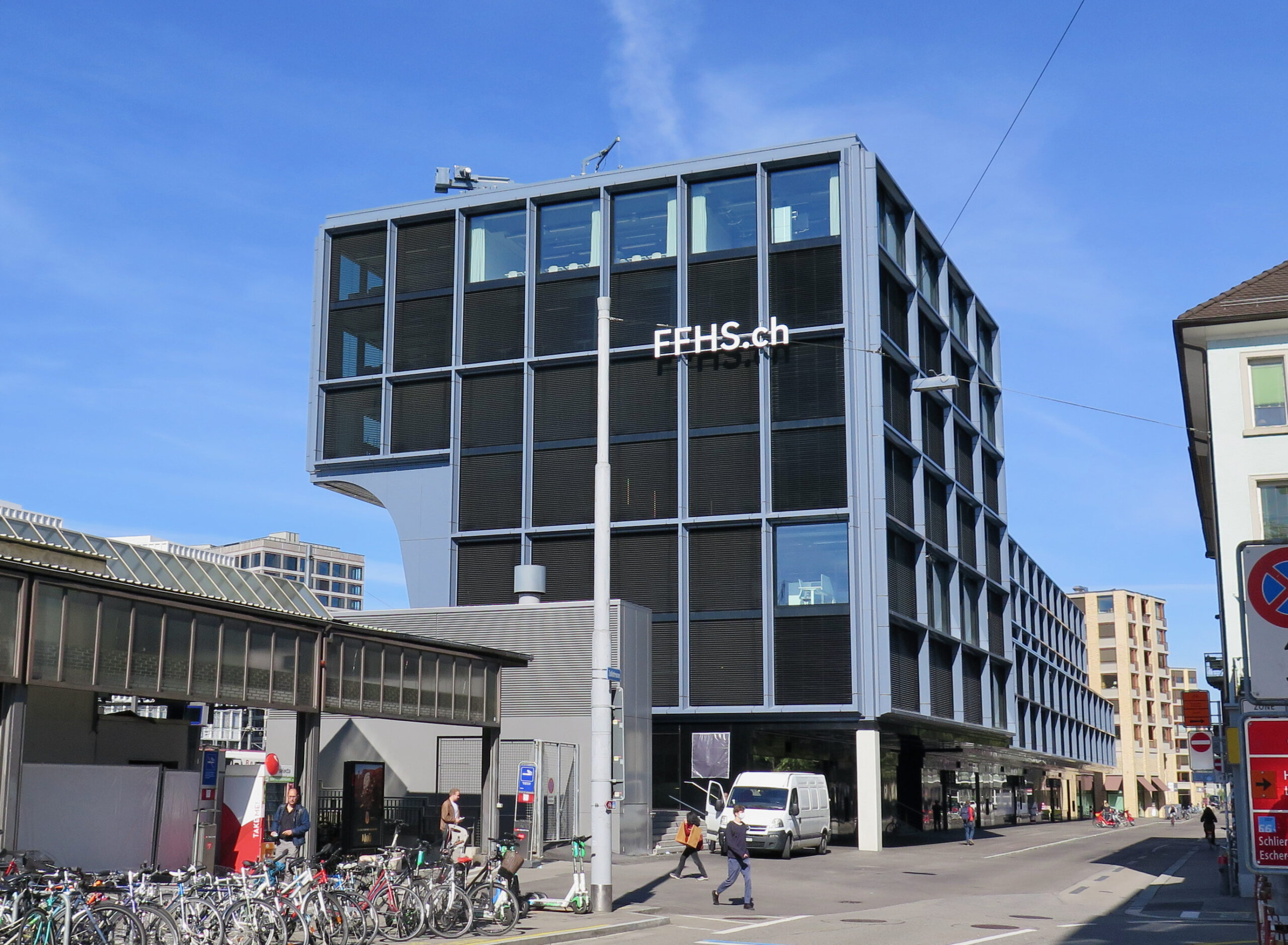 FFHS informiert mit MultiWeb im neuen Campus Gleisarena Zürich